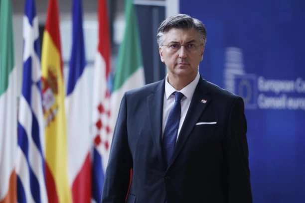 HRVATSKA PONOVO ZVECKA ORUŽJEM, OPASNO SE NAORUŽAVA! Plenković i Makron potpisali ugovor, Zagreb kupuje OVO oružje! (VIDEO)