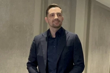 ČISTA ELEGANCIJA! Mirza Selimović u zavodničkom izdanju stigao na koncert! Jedan detalj posebno privlači pažnju! (GALERIJA)