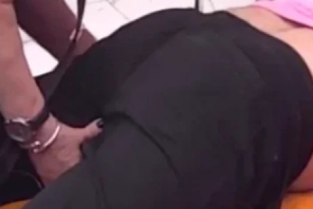 UČESNICA "ELITE" KAO PUŠTENA S LANCA: Skočila na Alibabu, pa ga uhvatila za MEĐUNOŽJE - zaboravili na kamere!