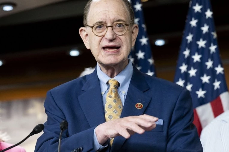 BRUKA POZNATOG POLITIČARA: Uhvaćen u avionu kako na tabletu gleda EKSPLICITNE FOTOGRAFIJE ŽENA (FOTO)