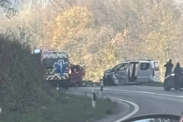 STRAVIČAN UDES U OVČARSKO-KABLARSKOJ KLISURI! Vatrogasci seku vozilo! (FOTO)