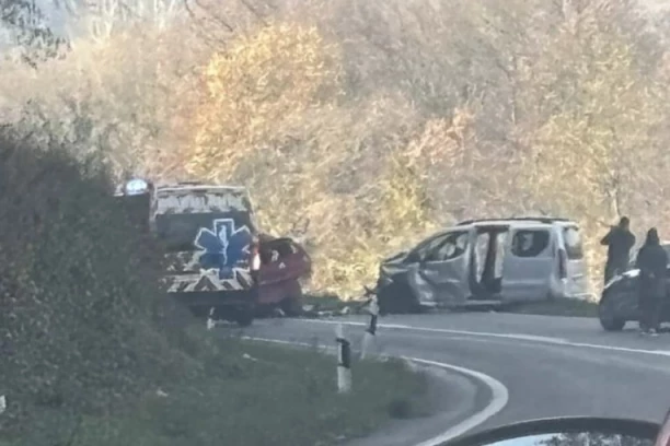 STRAVIČAN UDES U OVČARSKO-KABLARSKOJ KLISURI! Vatrogasci seku vozilo! (FOTO)