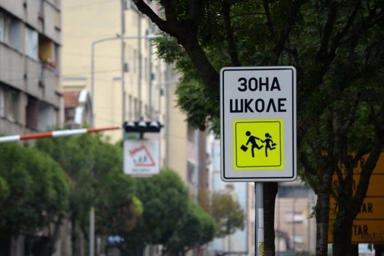 UŽAS U RAKOVICI! Vozač pokosio dete kod škole, pa POBEGAO!