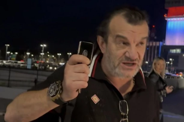 DIVLJAČKO PONAŠANJE ACE LUKASA NA AERODROMU: Folker sa plavušom, pljuje i psuje novinare, unosi im se u facu! (VIDEO)