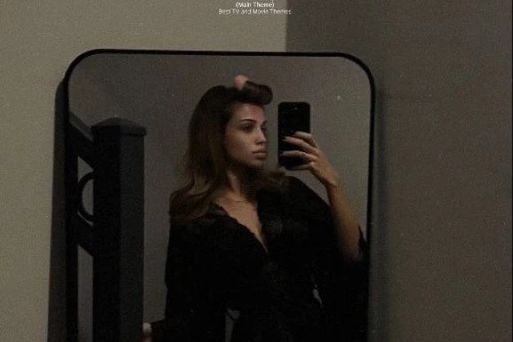 CRNIM BADEMANTILOM JEDVA SAKRILA GOLO TELO! Breskvica častila fanove za laku noć vrelim selfijem! (FOTO)