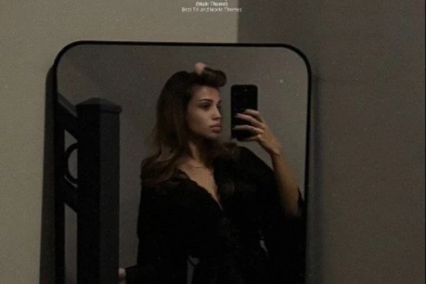 CRNIM BADEMANTILOM JEDVA SAKRILA GOLO TELO! Breskvica častila fanove za laku noć vrelim selfijem! (FOTO)