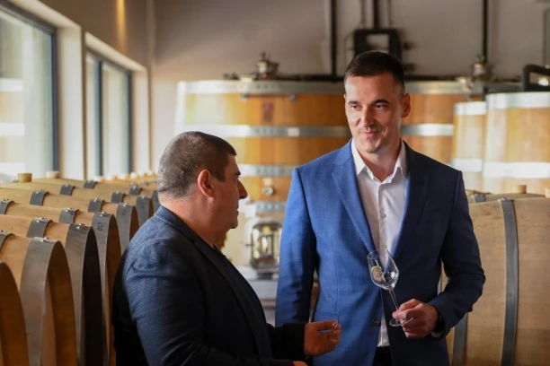 „DUNAV OSIGURANJE“ – SIGURAN OSLONAC VINARA Osiguranje vinogradarske proizvodnje kao ključ dugoročne stabilnosti domaćih proizvođača vina