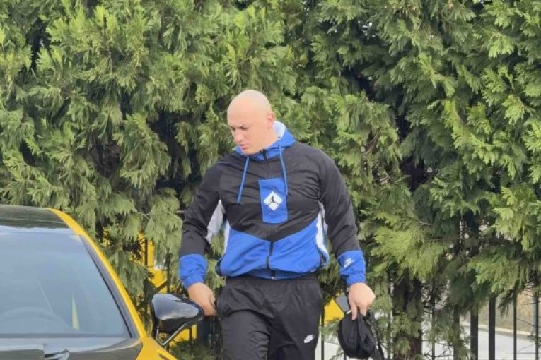 Desingerica na "Pinkove zvezde" stigao besnom mašinom porše panamera