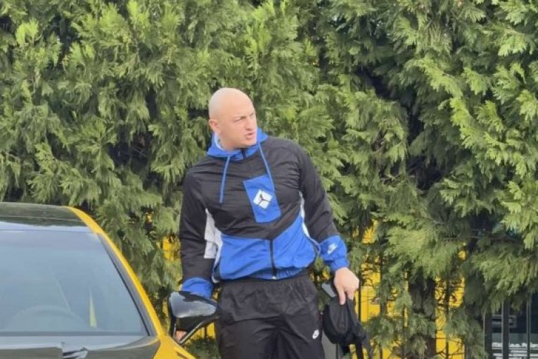 Desingerica na "Pinkove zvezde" stigao besnom mašinom porše panamera