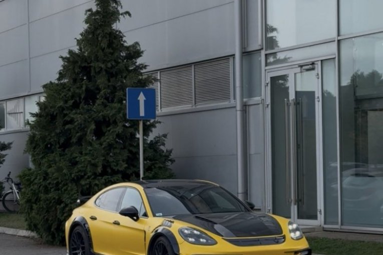 Desingerica na "Pinkove zvezde" stigao besnom mašinom porše panamera