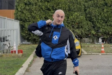 DESINGERICA POKAZAO ŽUTU AŽDAJU OD 300.000 EVRA! Svi se okreću za srpskim reperom, nastao HAOS ISPRED PINKA: Ovo nema niko na estradi (VIDEO)