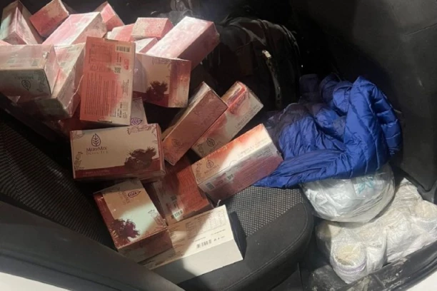 ŠVERCOVALI ČAJ, KAFU I MED ZA MRŠAVLJENJE! Carinici na Gradini zanemeli kada su otvorili kofere putnika: Pogledajte šta su sve pronašli! (FOTO)