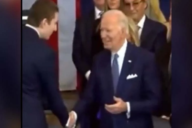 MISTERIJA KONAČNO RAZJAŠNJENA: Otkriveno šta je Baron Tramp šapnuo Bajdenu na inauguraciji svog oca! (VIDEO)