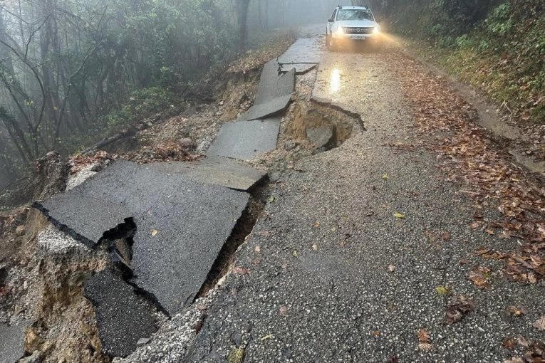 BIBLIJSKI POTOP U SLOVENIJI: Bujice provalile u kuće, odroni sekli puteve - stotine ljudi bez struje! (VIDEO)