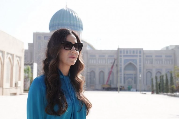 TAMARA VUČIĆ zablistala u kariranom kompletu koji sada želi svaka žena - da li je ovo njen najbolji stajling? (GALERIJA)