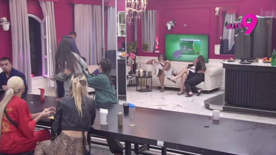 BORA SANTANA NAPRAVIO KARAMBOL: Stvari lete po celoj kući, usledila MAKLJAŽA - učesnicu doveo do LUDILA!