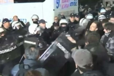 NOVOSADSKI BLOKADERI OPET NAPALI POLICIJU! Haos ispred zgrade Pokrajinske vlade! (FOTO, VIDEO)
