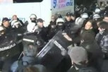 NOVOSADSKI BLOKADERI OPET NAPALI POLICIJU! Haos ispred zgrade Pokrajinske vlade! (FOTO, VIDEO)