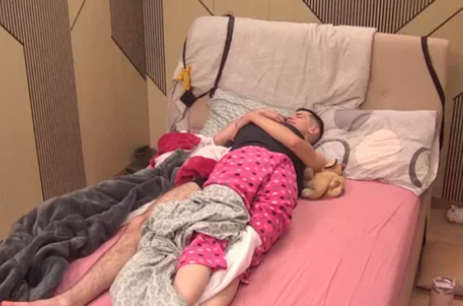 OVO SE ZOVE UDARNIK! Nerio se SKINUO, pa pokazao Hani šta ima ispod pokrivača, nije mogao da siđe s nje! (VRUĆI SNIMAK)