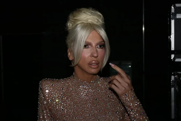 SKANDALČINA TRESE ESTRADU! Karleuša otkriva koji OŽENJENI PEVAČ je želi, supruga saznala ISTINU!