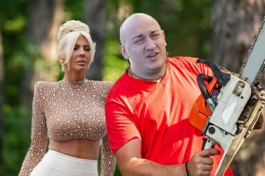 ON JE SIROVINA I DRVOSEČA! Jelena Karleuša nikad ŽEŠĆE zakucala Desingericu za DNO: Izgleda kao da pije pivo ispred radnje!