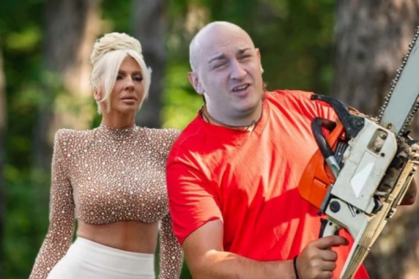 ON JE SIROVINA I DRVOSEČA! Jelena Karleuša nikad ŽEŠĆE zakucala Desingericu za DNO: Izgleda kao da pije pivo ispred radnje!