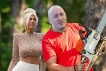 ON JE SIROVINA I DRVOSEČA! Jelena Karleuša nikad ŽEŠĆE zakucala Desingericu za DNO: Izgleda kao da pije pivo ispred radnje!