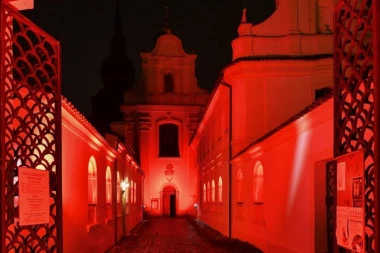 600 CRKAVA ŠIROM SVETA BIĆE OSVETLJENO CRVENOM SVETLOŠĆU: Evo šta stoji iza ovog signala za uzbunu