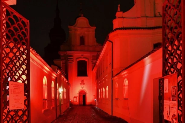 600 CRKAVA ŠIROM SVETA BIĆE OSVETLJENO CRVENOM SVETLOŠĆU: Evo šta stoji iza ovog signala za uzbunu