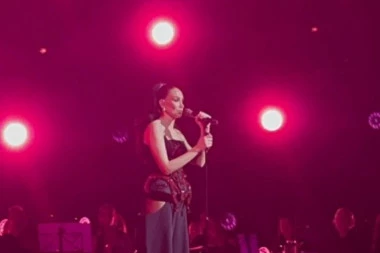 EMINA MORALA HITNO DA PREKINE KONCERT! Na binu uleteo ovaj muškarac, evo šta se desilo! (VIDEO)