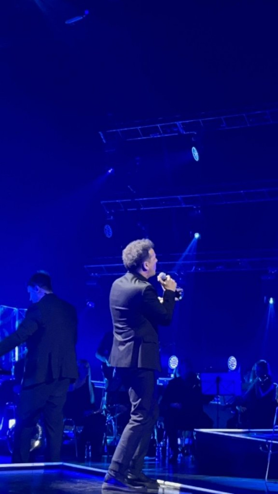 EMINA MORALA HITNO DA PREKINE KONCERT! Na binu uleteo ovaj muškarac, evo šta se desilo!