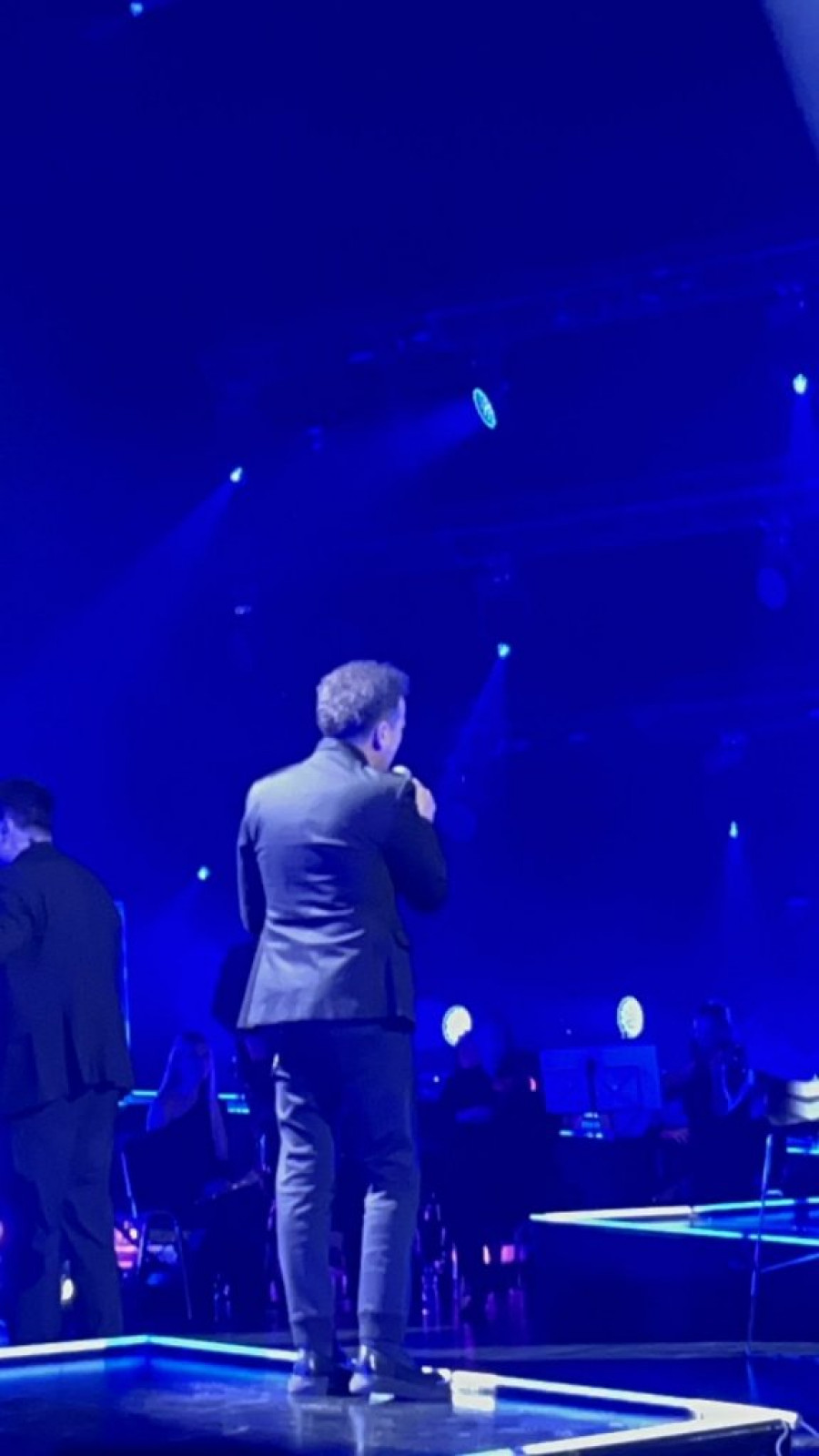 EMINA MORALA HITNO DA PREKINE KONCERT! Na binu uleteo ovaj muškarac, evo šta se desilo!