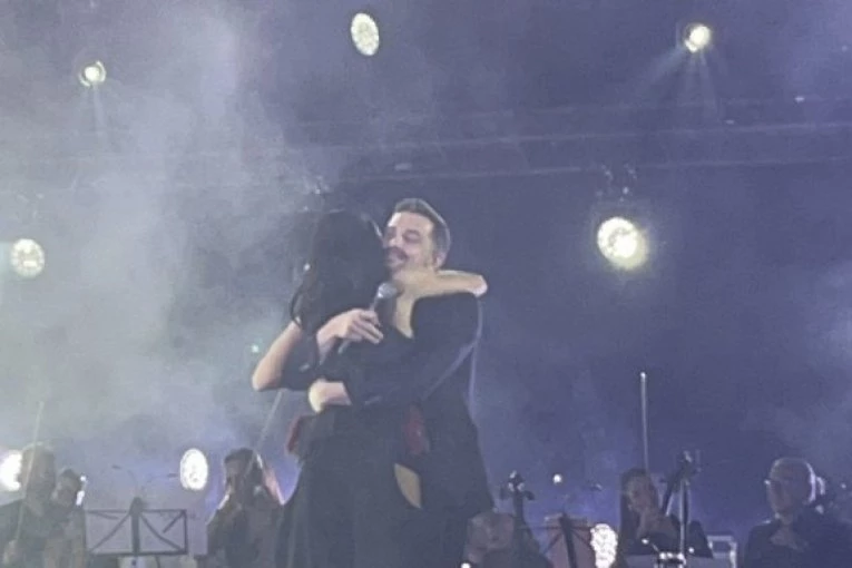 PRIJA, ANA SEVIĆ i SALE TROPIKO BLISTAJU U PRVIM REDOVIMA! Čitava estrada se sjatila na koncert Mirze Selimovića, on podržao MLADU NADU REGIONA! (VIDEO)