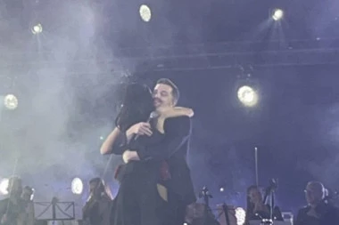 PRIJA, ANA SEVIĆ I SALE TROPIKO BLISTAJU U PRVIM REDOVIMA! Čitava estrada se sjatila na koncert Mirze Selimovića, on podržao MLADU NADU REGIONA! (VIDEO)