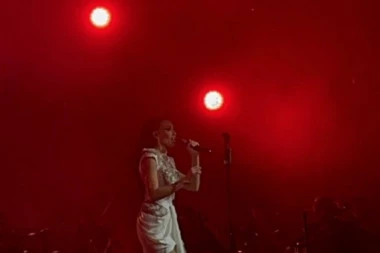 ŠOK-TRANSFORMACIJA EMINE JAHOVIĆ NA KONCERTU! Pevačica povukla ovaj potez, pa publiku digla na noge!