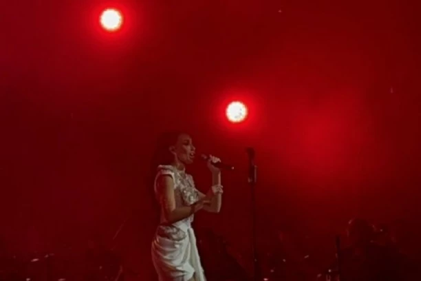 ŠOK-TRANSFORMACIJA EMINE JAHOVIĆ NA KONCERTU! Pevačica povukla ovaj potez, pa publiku digla na noge!