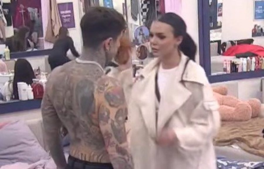 VRELI KARDROVI ĐUKIĆA I MAJE MARINKOVIĆ, STARLETA SKINULA BRUS PRED KAMERAMA! Produkcija objavila SKANDALOZNI SNIMAK IZ TOALETA, ovo gledate na sopstvenu odgovornost! (VIDEO, GALERIJA)