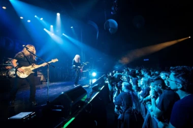 ŠOKANTAN PREOKRET NA VRHUNCU SLAVE! Pevač otkrio PRAVU ISTINU o raspadu benda – OPROŠTAJNI KONCERT IZVEŠĆE U SVEMIRU!