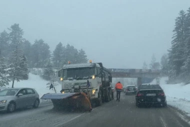 SNEG PARALIZOVAO JEDAN DEO SRBIJE! Uvedena zabrana za kamione, 12 ekipa bori se sa smetovima i poledicom! (FOTO)