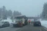 SNEG PARALIZOVAO JEDAN DEO SRBIJE! Uvedena zabrana za kamione, 12 ekipa bori se sa smetovima i poledicom! (FOTO)