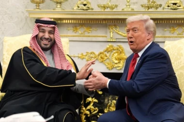 "BAŠ ME BRIGA GDE JE TA RUKA BILA": Tramp ponovo šokirao svet i PREKRŠIO strogi protokol sa princom (VIDEO)