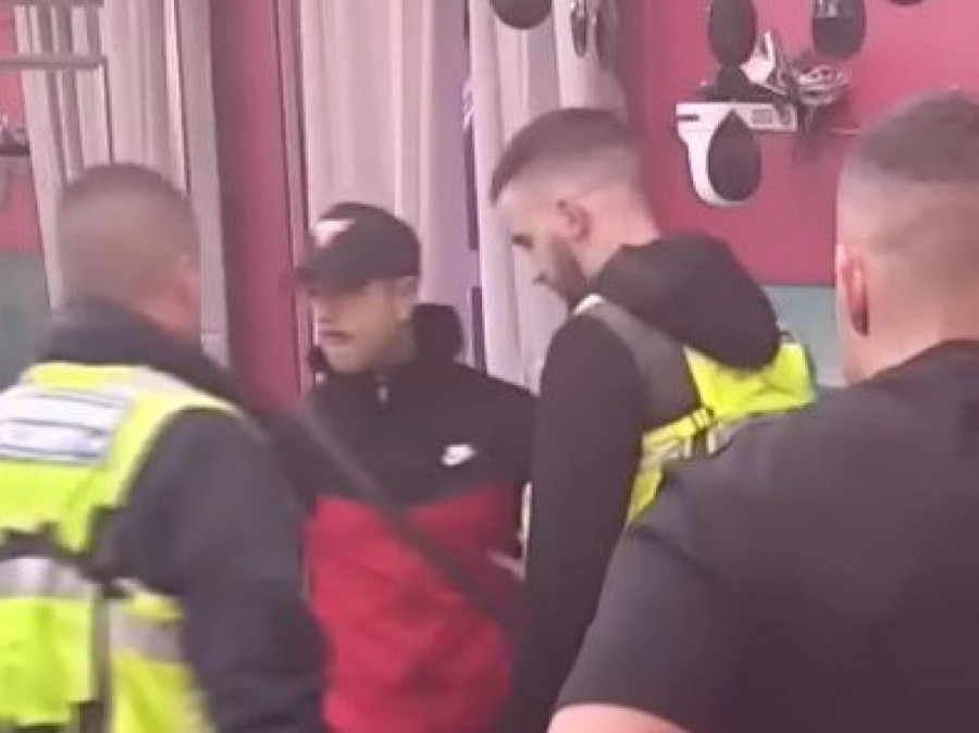 ISPLIVAO SNIMAK NOVOG DIVLJAČKOG NAPADA BEZ CENZURE! Bebica kao zver SKOČIO NA ĐUKIĆA, obezbeđenje opkoliklo Šimanovce! ( GALERIJA)