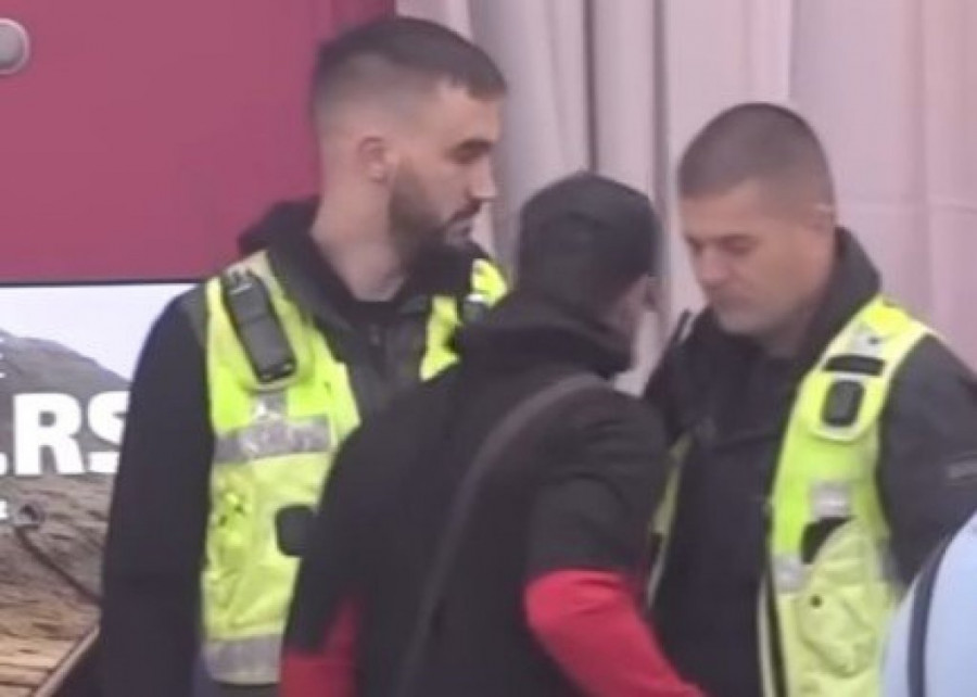 ISPLIVAO SNIMAK NOVOG DIVLJAČKOG NAPADA BEZ CENZURE! Bebica kao zver SKOČIO NA ĐUKIĆA, obezbeđenje opkoliklo Šimanovce! ( GALERIJA)