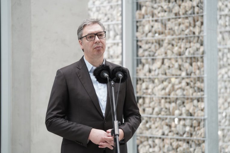 BEZOČNA OPOZICIONA LAŽ O "LJUDSKOM SAFARIJU" I VUČIĆU! Oglasilo se ministarstvo: Nijedna domaća ili međunarodna institucija nikada nije dovela u vezu predsednika Vučića sa vojnim delovanjem