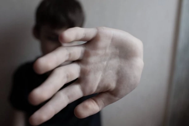 DEČAK KRVNIČKI PRETUČEN U BEOGRADU! Maloletnik (13) zadobio KATASTROFALNE udarce u glavu!