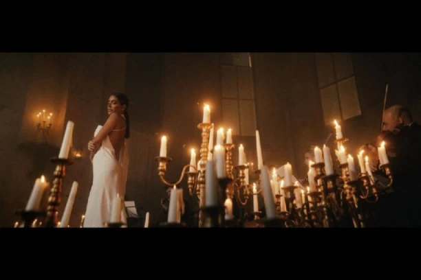 ODAKLE JOJ PRAVO? Marina Visković snimila spot u crkvi, društvene mreže gore - OGLASIO SE PEVAČICIN TIM!