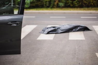 VOZAČ BMW POKOSIO PEŠAKA! Stravičan sudar na Pančevačkom putu, stvaraju se ogromne gužve!
