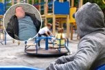 OTAC SAVLADAO PEDOFILA! Užas u centru Beograda: Manijak slikao decu u blizini škole, roditelji odmah reagovali! (FOTO)
