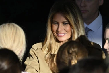 MELANIJA u kožnim pantalonama koje su čudo za figuru: Na njoj je NAJUŽI model koji dokazano stoji bolje i od suknje (FOTO)