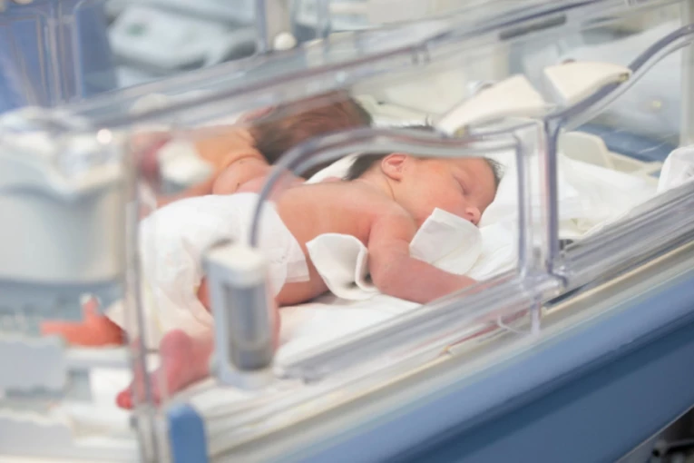 U ISTOJ SEKUNDI ROĐENA DVA DEČAKA! Ovo su prve bebe koje su došle na svet u 2026.: Devojčica "zakasnila" samo 6 sekundi!